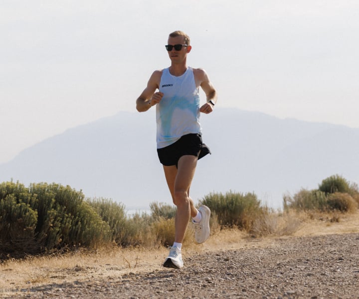 Deportista corriendo en exterior con equipamiento Suunto