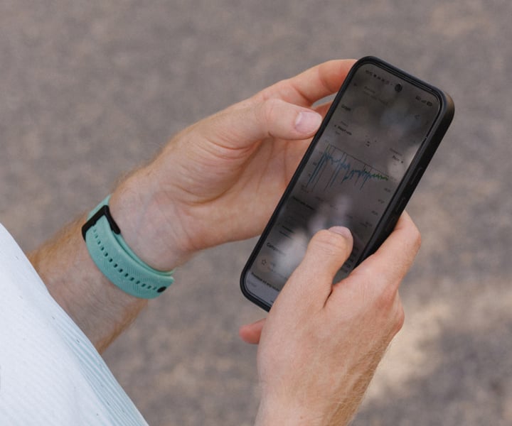 Teléfono mostrando datos deportivos tras entrenamiento con cinturón Suunto